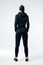 Krótka bluza damska crop top nierozpinana z kapturem UNIQUE czarna - obrazek 3