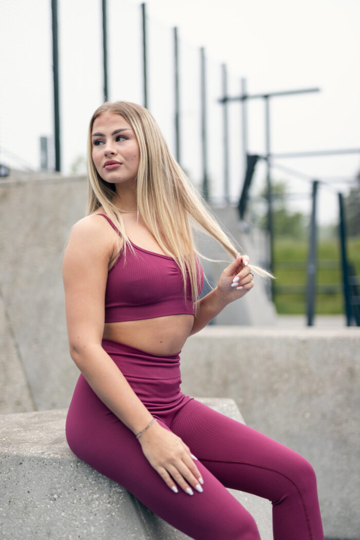 bezszwowy komplet sportowy damski prążkowany viva magenta
