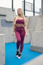 bezszwowy komplet sportowy damski prążkowany viva magenta