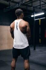 tank top męski na siłownię stringer treningowy