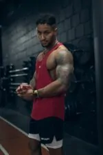 tank top stringer na trening siłowy