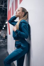 bluza rozpinana damska crop z kapturem turkusowa