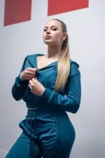 bluza rozpinana damska crop z kapturem turkusowa