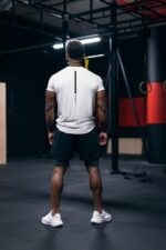 t-shirt męski slim fit dla wysportowanego mężczyzny
