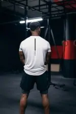 t-shirt męski slim fit dla wysportowanego mężczyzny