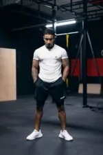 t-shirt męski slim fit dla wysportowanego mężczyzny