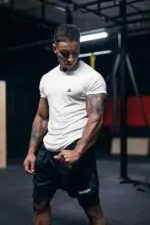 t-shirt męski slim fit dla wysportowanego mężczyzny