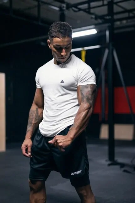 t-shirt męski slim fit dla wysportowanego mężczyzny