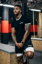 t-shirt męski sportowy z kontrastowymi lamówkami na trening