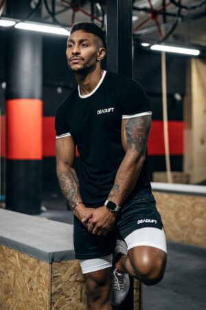 t-shirt męski sportowy z kontrastowymi lamówkami na trening