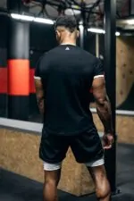 t-shirt męski sportowy z kontrastowymi lamówkami na trening
