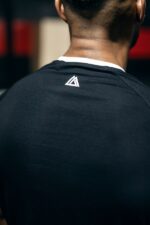 t-shirt męski sportowy z kontrastowymi lamówkami na trening