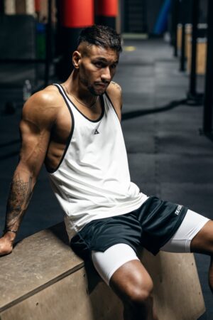 tank top stringer męski na siłownię z kontrastowymi lamówkami