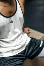 tank top stringer męski na siłownię z kontrastowymi lamówkami