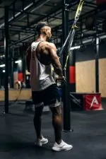 tank top stringer męski na siłownię z kontrastowymi lamówkami