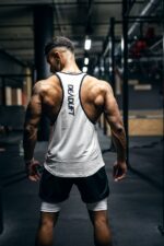 tank top stringer męski na siłownię z kontrastowymi lamówkami