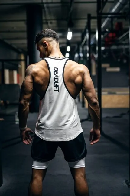 tank top stringer męski na siłownię z kontrastowymi lamówkami