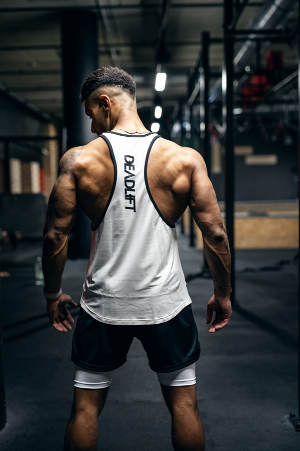 tank top stringer męski na siłownię z kontrastowymi lamówkami