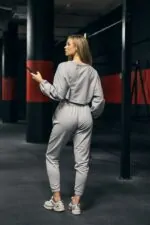 zestaw dresów sportowych szarych damskich z bluzą crop