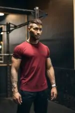 t-shirt męski muscle fit bordo