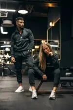zestaw dresów sportowych damskich i męskich czarnych z lampasem