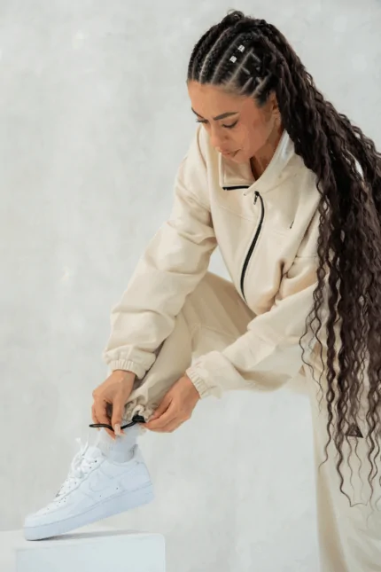 szerokie spodnie dresowe damskie ze ściągaczem kremowe