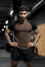 t-shirt muscle fit z kontrastowym rękawkiem brąz