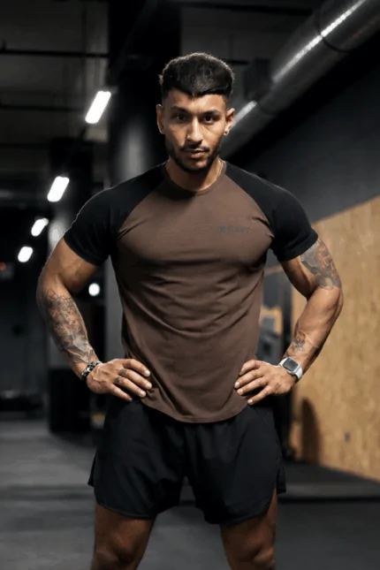 t-shirt muscle fit z kontrastowym rękawkiem brąz