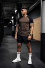 t-shirt muscle fit z kontrastowym rękawkiem brąz