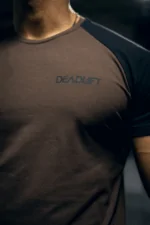 t-shirt muscle fit z kontrastowym rękawkiem brąz