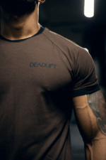 t-shirt męski z kontrastową lamówką brązowy treningowy